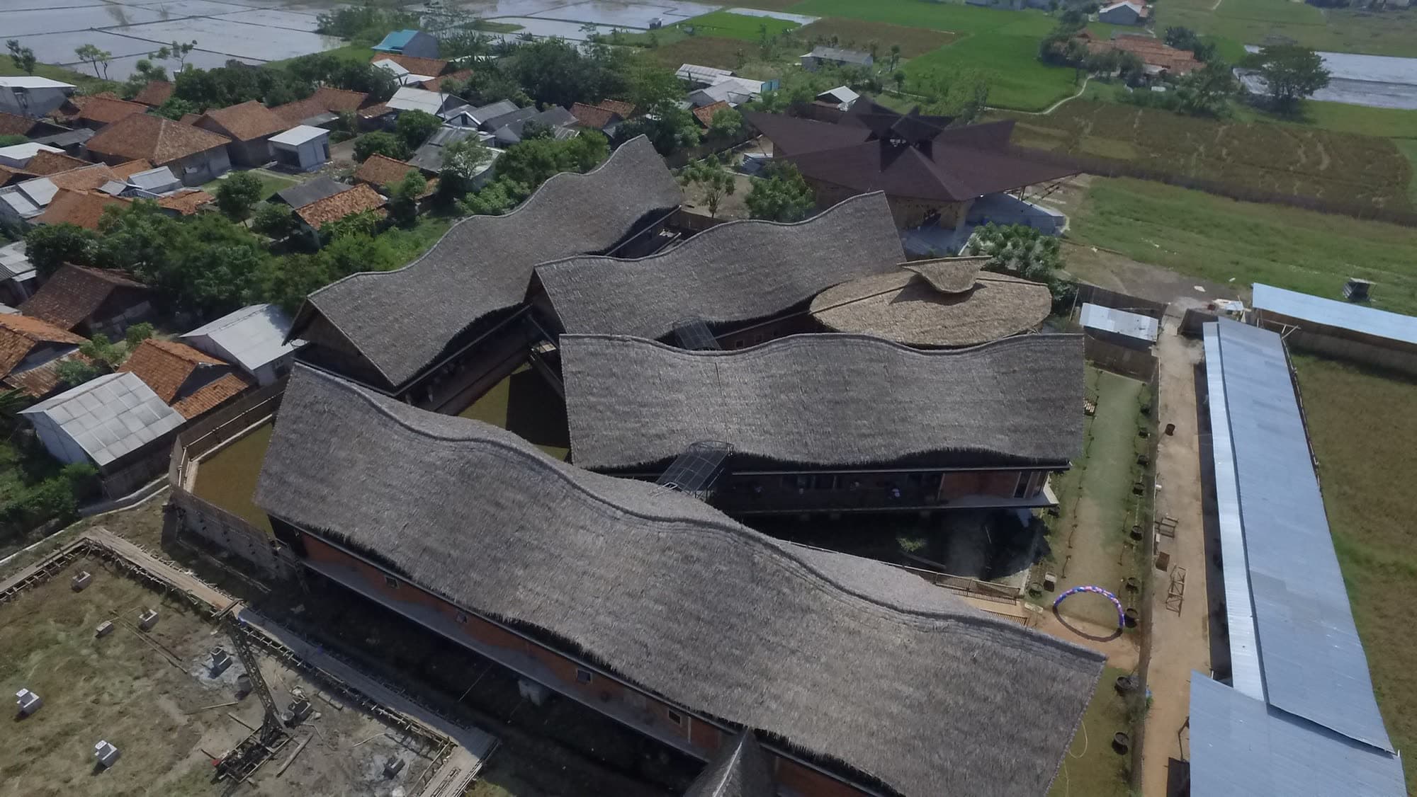 Pemandangan udara gedung workshop kampus ALFA OMEGA