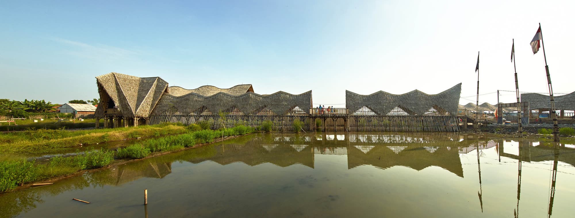 Panorama kampus ALFA OMEGA dari seberang kolam