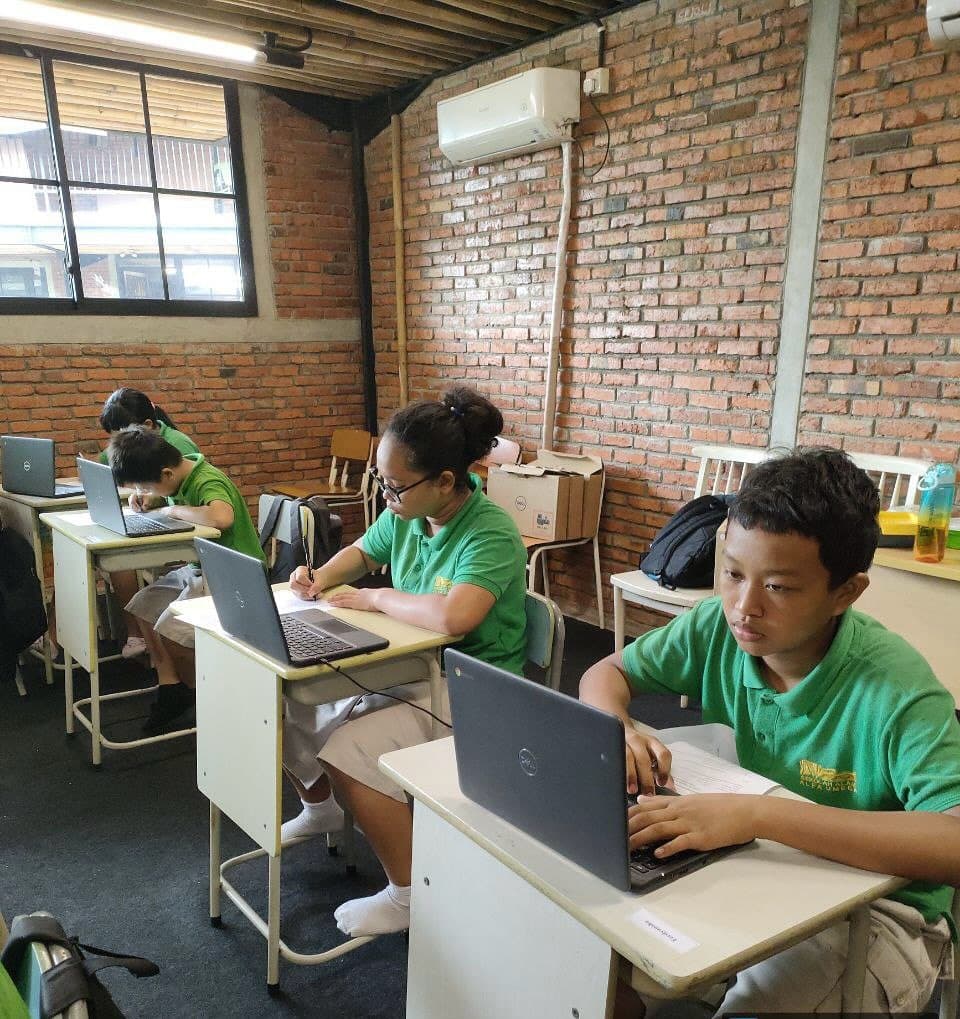 Warga belajar homeschooling ALFA OMEGA belajar mandiri menggunakan laptop
