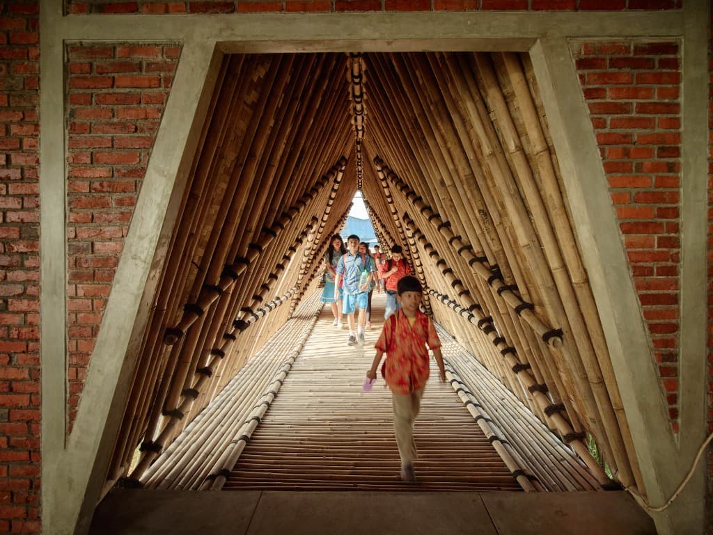 Warga belajar berjalan menuju ruang kelas homeschooling ALFA OMEGA