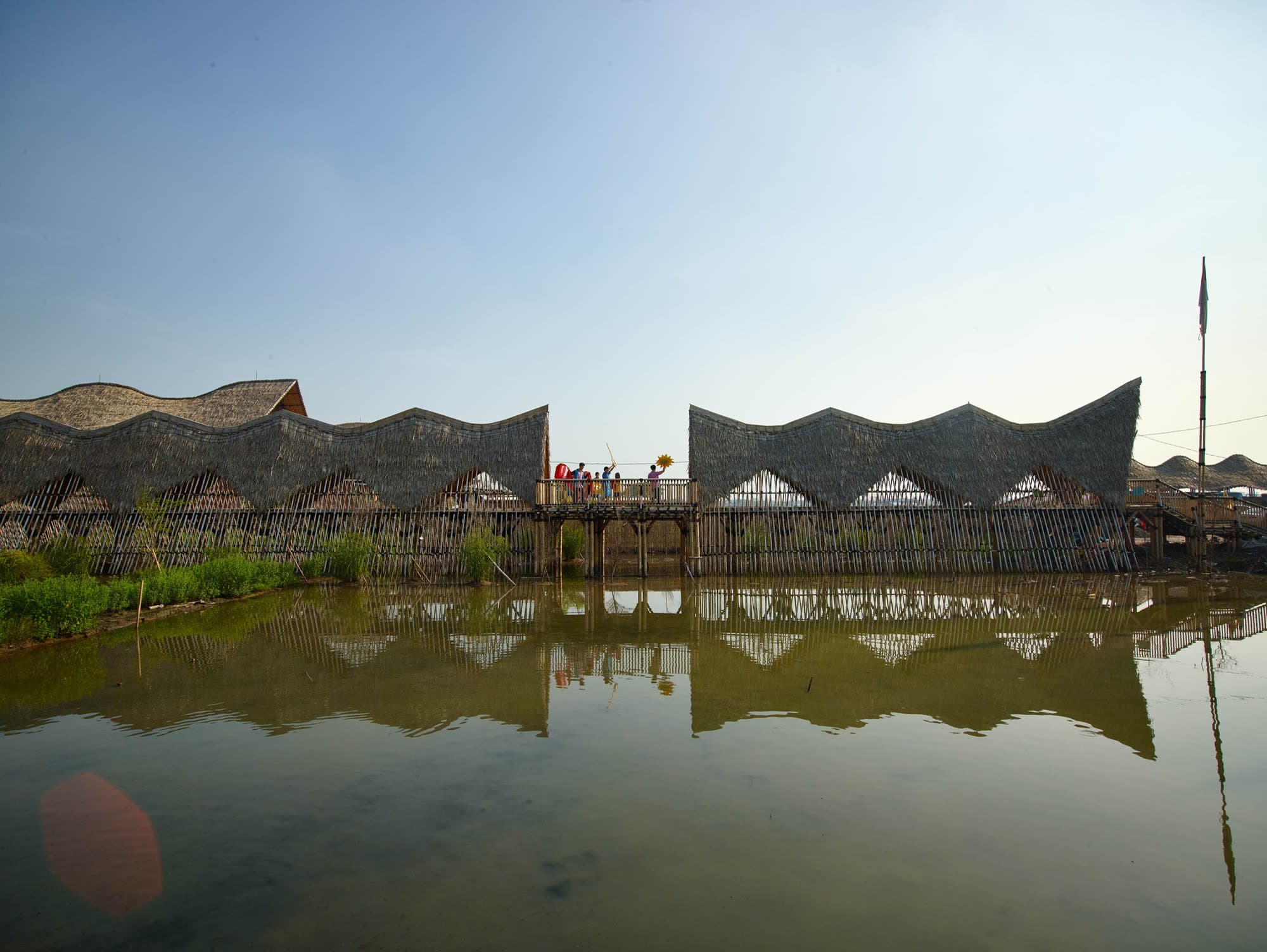 Jembatan bambu menuju kampus ALFA OMEGA saat sore hari